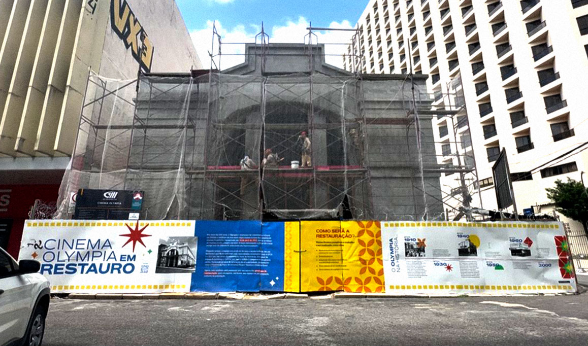 Obras de restauração na fachada do Cine Olympia, em Belém.