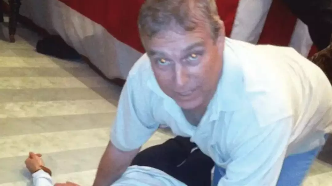 Andrew foi fotografado de quatro (Departamento de Justiça)