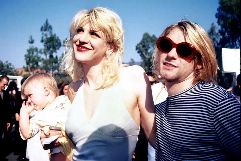 Cobain deixou sua esposa, Courtney Love, e sua filha pequena, Frances Bean.