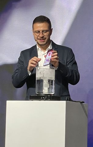 Oppo Reno 13 na água quente