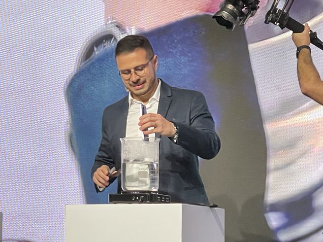 Oppo Reno 13 na água quente