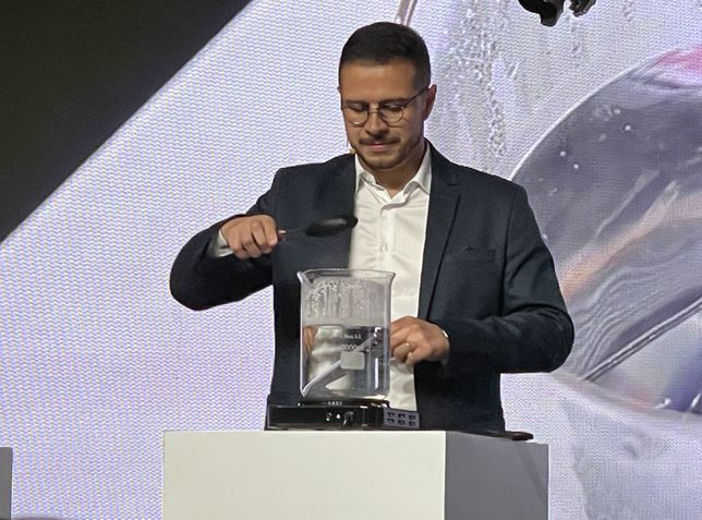 Oppo Reno 13 na água quente