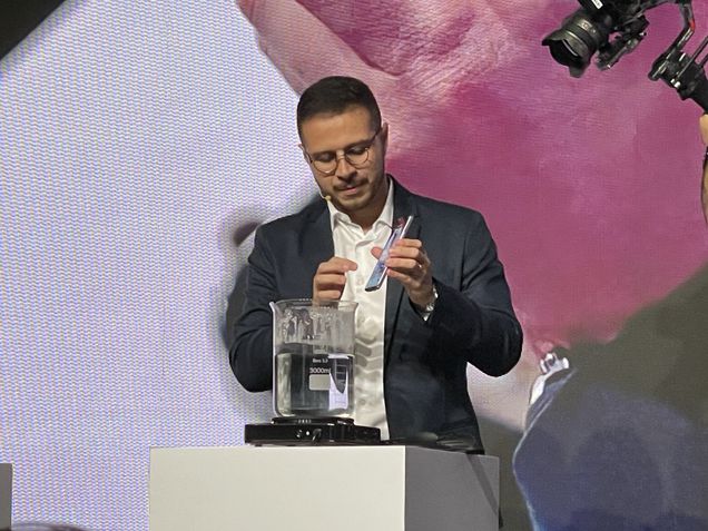 Oppo Reno 13 na água quente