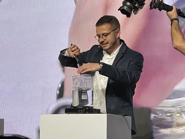 Oppo Reno 13 na água quente