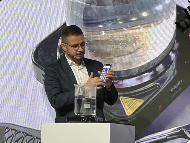 Oppo Reno 13 na água quente