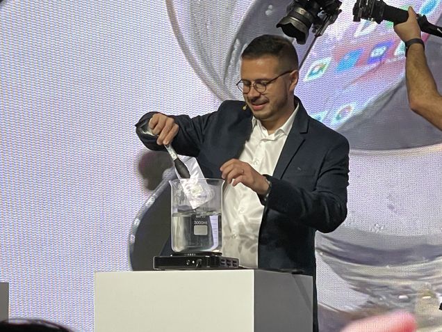 Oppo Reno 13 na água quente