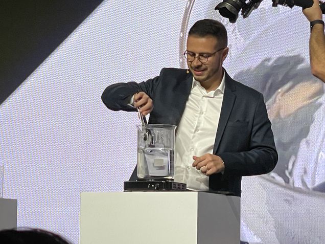 Oppo Reno 13 na água quente