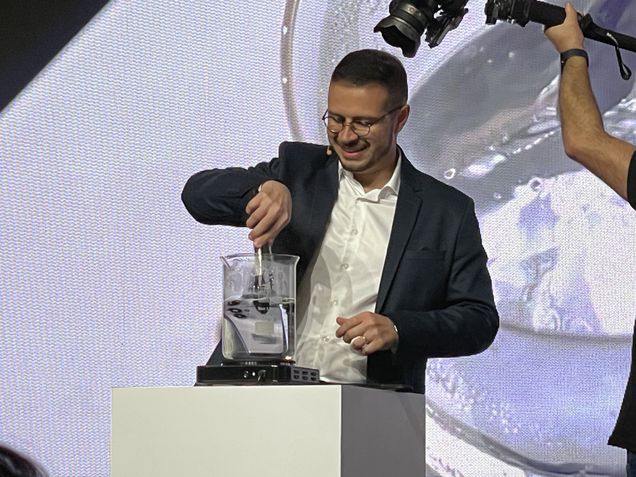 Oppo Reno 13 na água quente