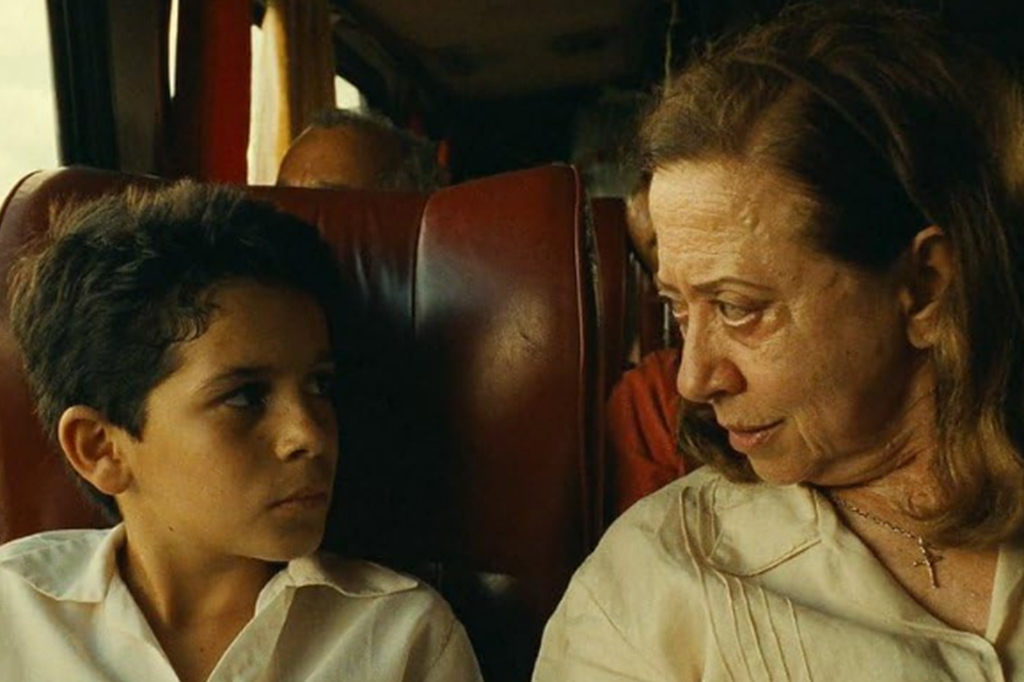 Fotografai da Fernanda Montenegro e do Vinícius de Oliveira in Central do Brasil (1998).