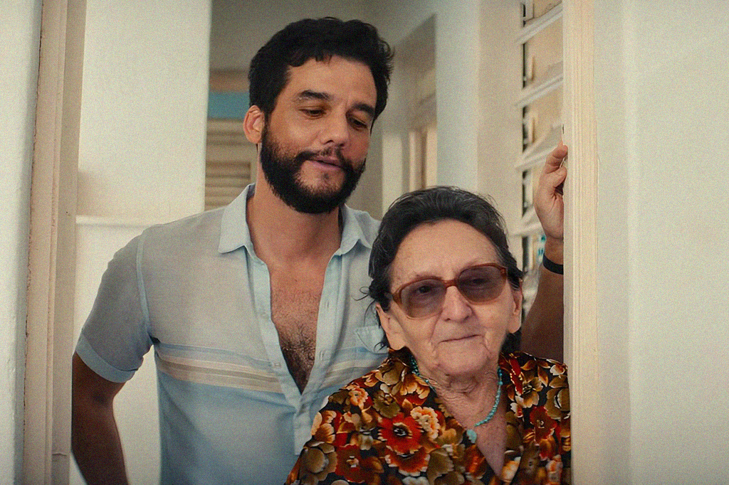 Fotografia do Wagner Moura com a Tânia Maria no filme O Agente Secreto.