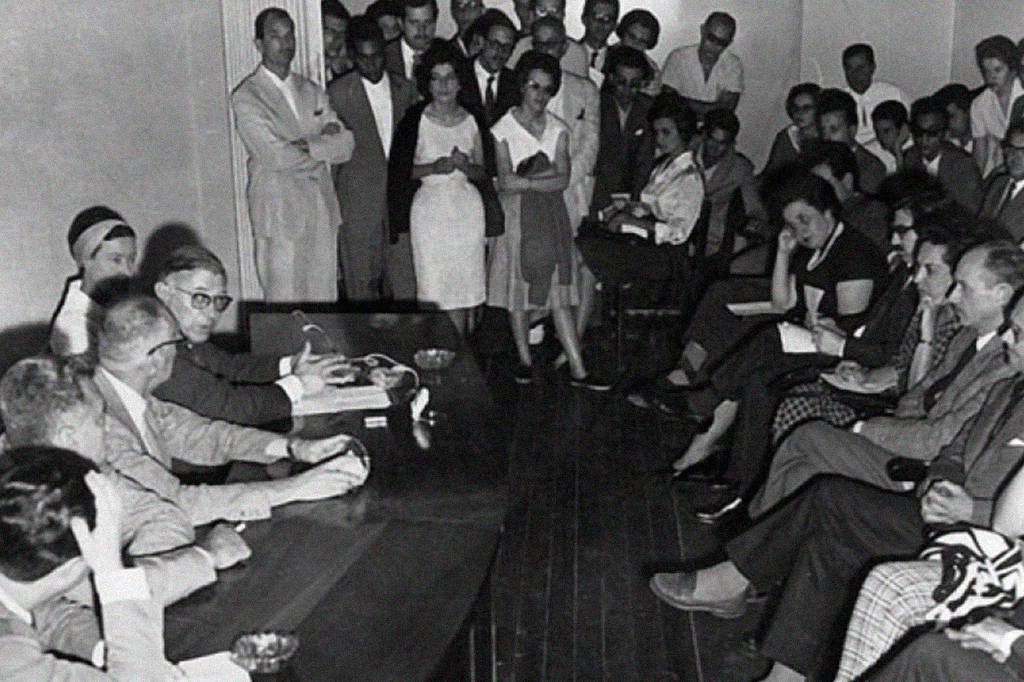 Fotografia do Jean-Paul Sartre durante a “Conferência de Araraquara”, realizada em 1960.