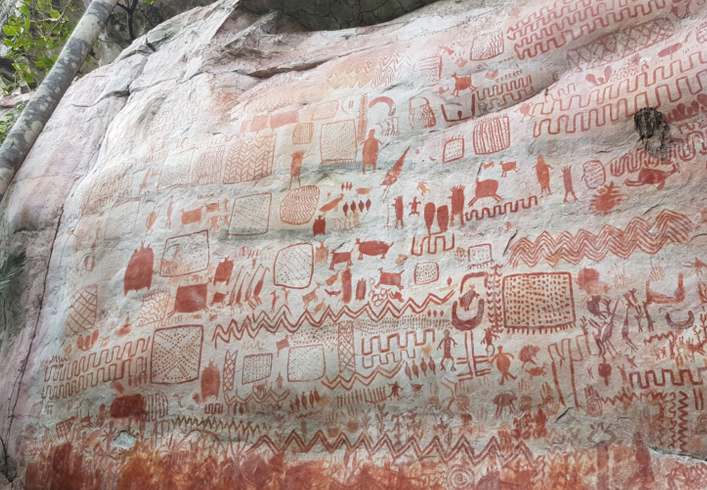 Pintura rupestre em uma rocha.