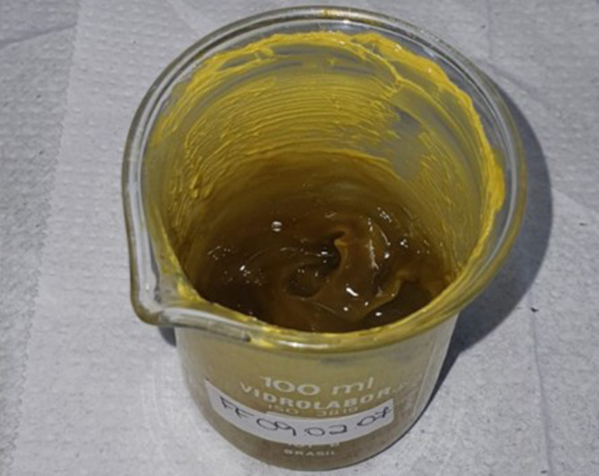 Fotografia de um recipiente com resíduo de lúpulo.