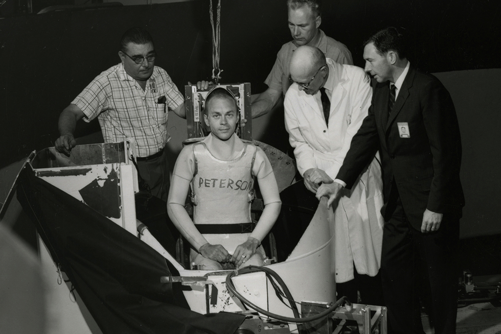 Fotografia dos homens surdos que ajudaram moldar o programa de voos espaciais tripulados da NASA.