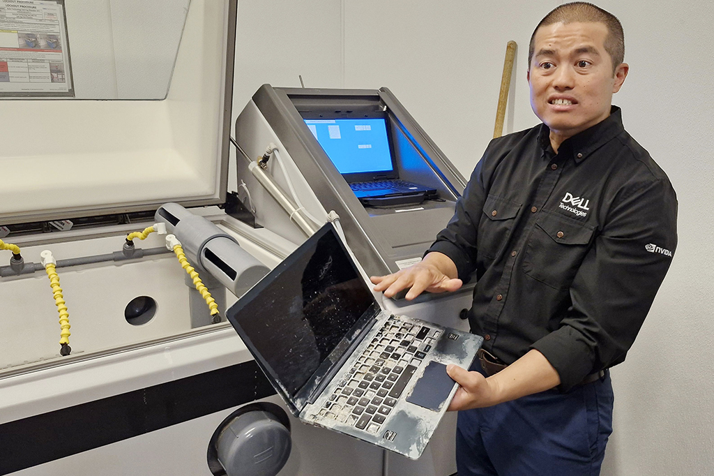 laptop submetido a teste de desgaste