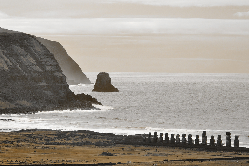 Imagem panorâmica de moais numa praia na Ilha de Páscoa.