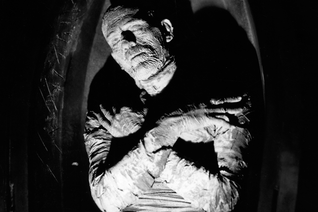 Imagem de uma múmia em seu sarcófago. Cena do filme