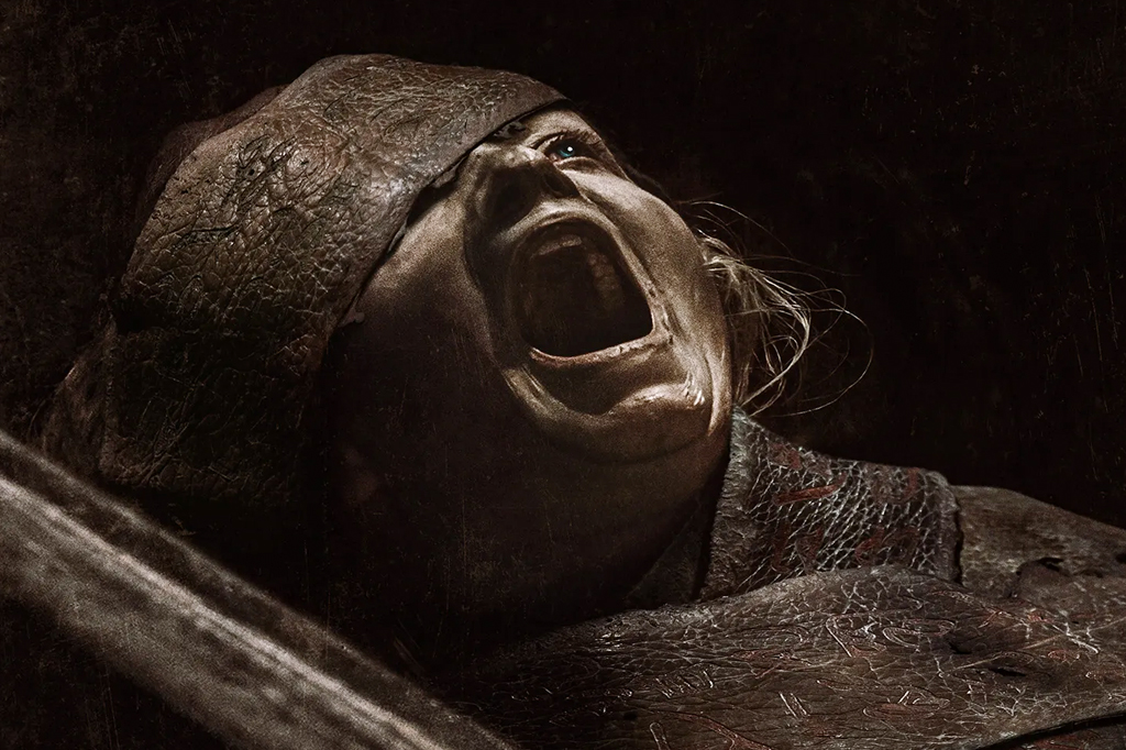 Imagem de uma múmia voltando a vida. Cena do filme