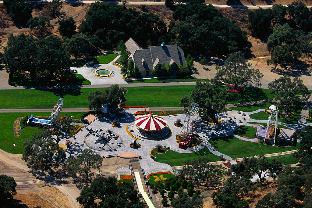 Foto aérea do parque de diversão no rancho Neverland.