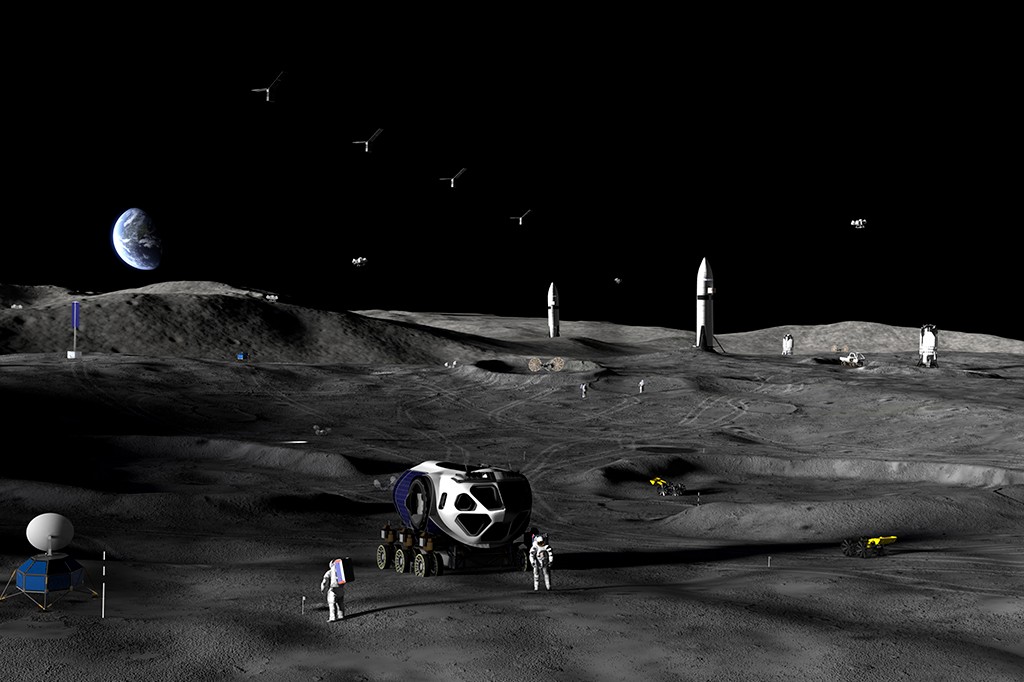 Cena de uma base lunar com dois astronautas em trajes espaciais brancos ao lado de um veículo rover branco e azul. Ao fundo, foguetes brancos, equipamentos de comunicação e a Terra azul e branca no céu escuro. Pequenos satélites flutuam acima da superfície lunar cinza e craterada