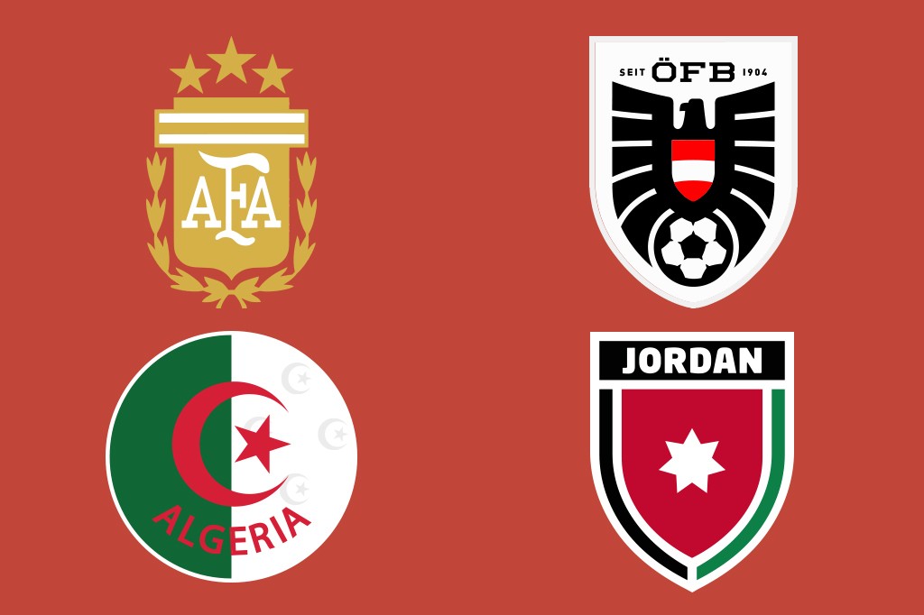 Quatro escudos de federações de futebol: Argentina (dourado com AFA e três estrelas), Áustria (águia preta, escudo vermelho e branco, bola de futebol), Argélia (círculo verde, branco, lua e estrela vermelhas, nome