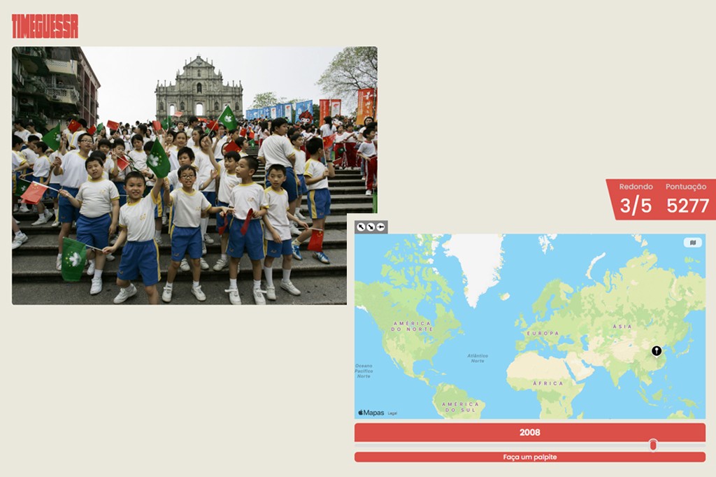 Crianças asiáticas em uniformes brancos e azuis seguram bandeiras de Macau e da China, sorrindo em frente às Ruínas da Igreja de São Paulo, em Macau. Um mapa-múndi com um marcador na Ásia e a pontuação 5277 indicam um jogo de adivinhação de localização.