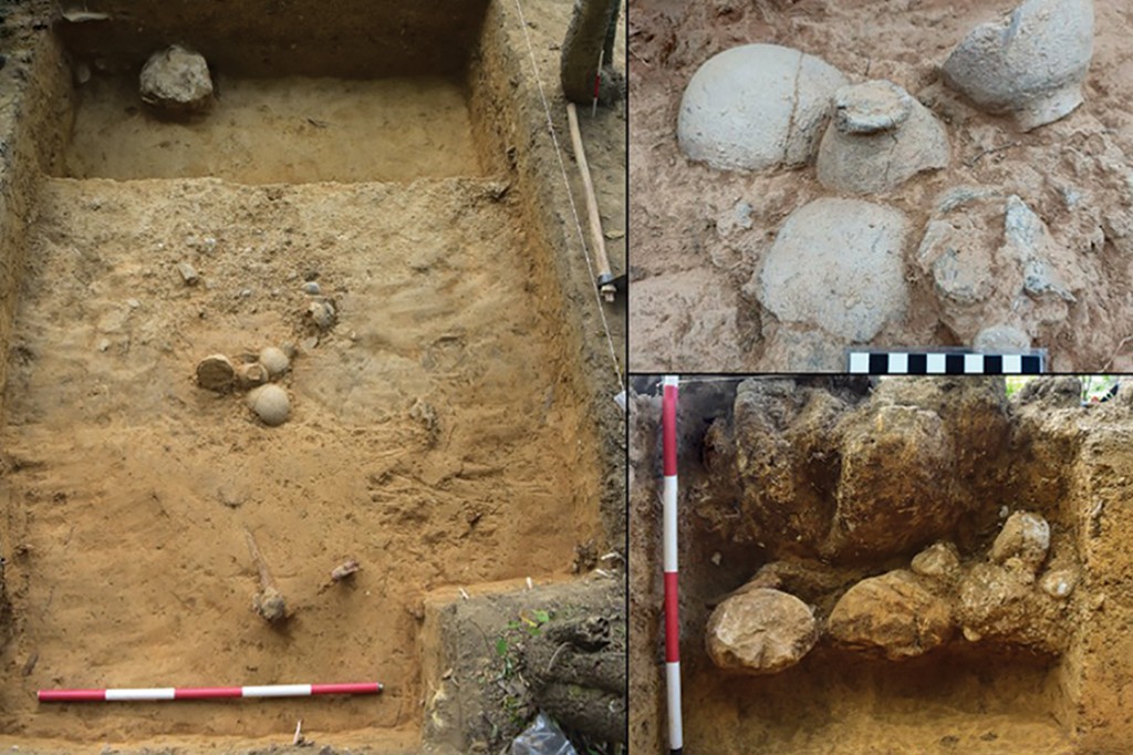Três imagens de escavação arqueológica: à esquerda, uma cova retangular com terra e artefatos redondos; acima à direita, vasos de cerâmica parcialmente enterrados; abaixo à direita, uma seção transversal do solo com pedras e camadas de terra, com uma régua de medição vertical