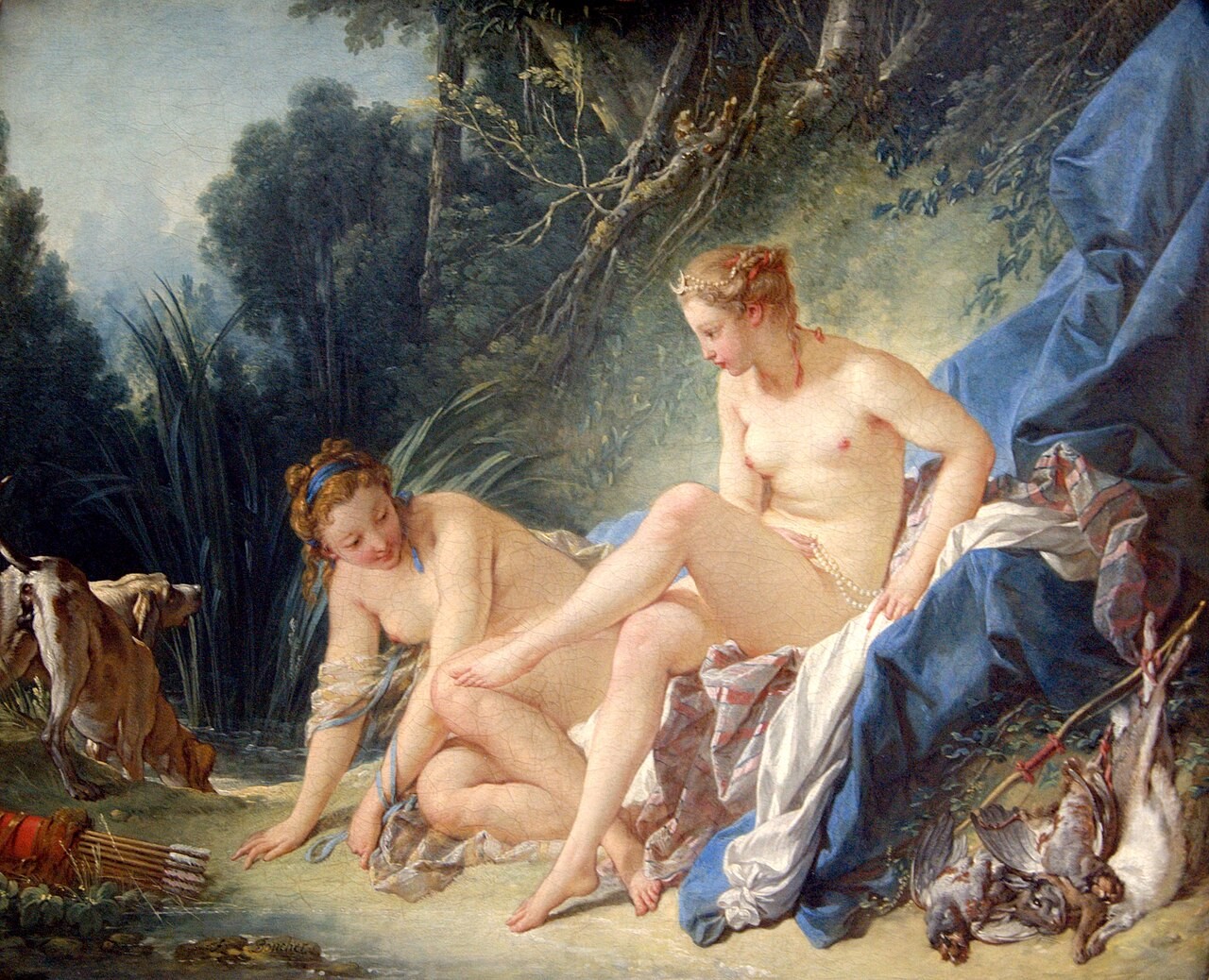 Duas mulheres nuas em uma floresta, uma sentada em panos azuis e brancos, com uma coroa de flores e pérolas, a outra ajoelhada perto de um riacho. À esquerda, dois cães de caça e um arco com flechas. À direita, animais caçados e um arco.