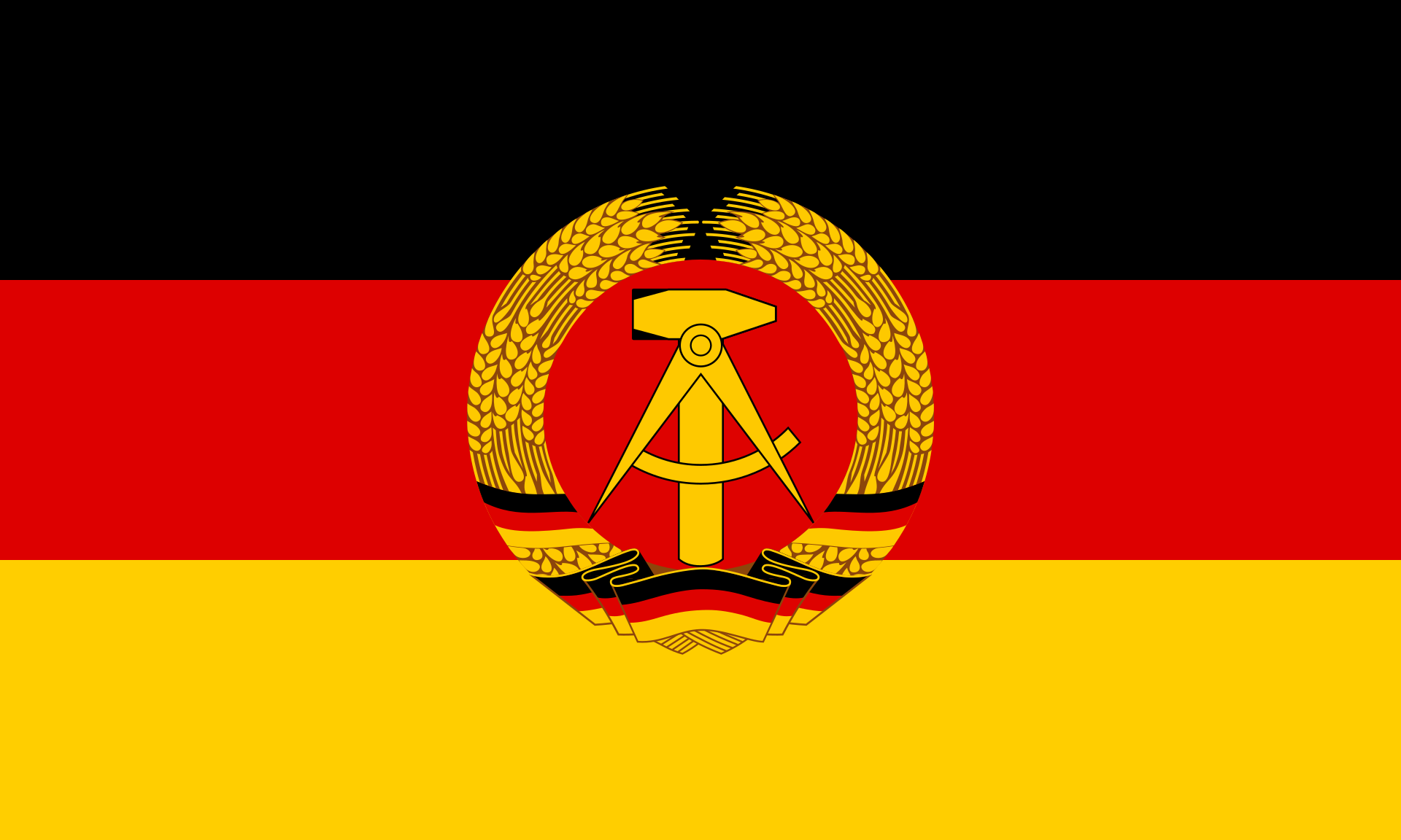 Bandeira da Alemanha Oriental com três faixas horizontais: preta, vermelha e amarela. Ao centro, um emblema dourado com martelo, compasso e coroa de trigo sobre um fundo vermelho