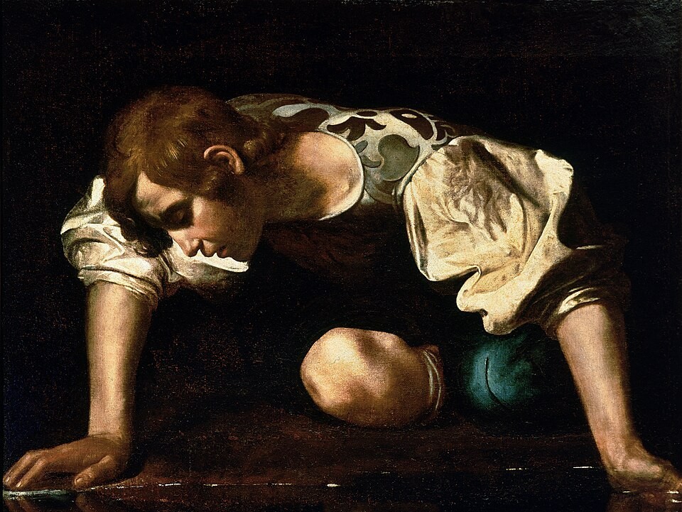 Pintura de Narciso, um jovem de cabelos castanhos e camisa branca, curvado sobre a água escura, observando seu reflexo. Dois vasos, um marrom e outro azul-esverdeado, estão caídos atrás dele. A cena é sombria, com iluminação dramática focada no rosto e braços do jovem