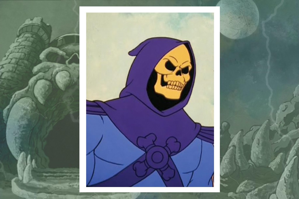 Esqueleto, personagem de desenho animado, com capuz roxo e rosto de caveira amarela, vestindo uma túnica azul com um emblema de ossos cruzados no peito. Ao fundo, o Castelo Grayskull e um céu escuro com raios e uma lua.