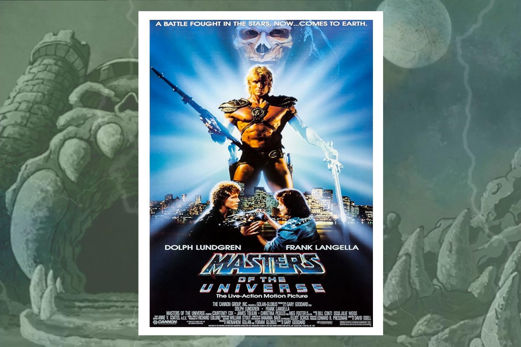 Pôster do filme Masters of the Universe com He-Man, interpretado por Dolph Lundgren, musculoso e loiro, segurando uma espada e um rifle futuristas, sobre uma cidade noturna. Acima, um crânio flutua. Abaixo, dois jovens observam. À esquerda, um castelo rochoso em forma de caveira e uma lua no céu escuro. O título Masters of the Universe em destaque, com nomes dos atores Dolph Lundgren e Frank Langella.