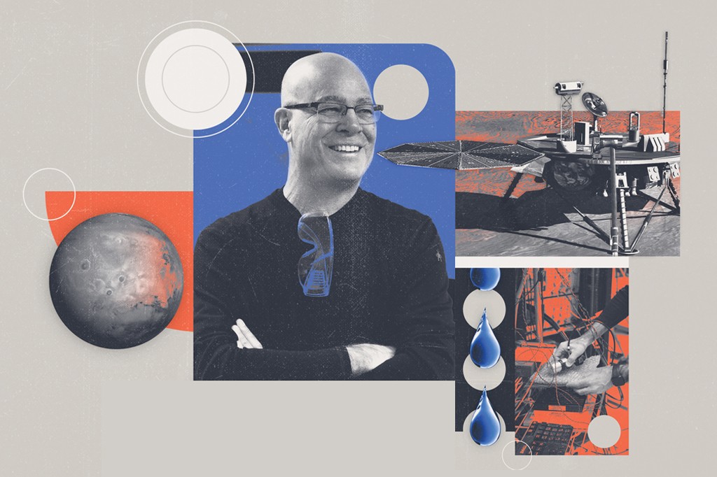 Colagem com um homem careca sorrindo, de óculos e braços cruzados, sobre um fundo azul. À esquerda, um planeta cinza-avermelhado. À direita, um robô espacial com painéis solares e, abaixo, mãos manipulando fios elétricos, com gotas azuis e círculos brancos decorativos.
