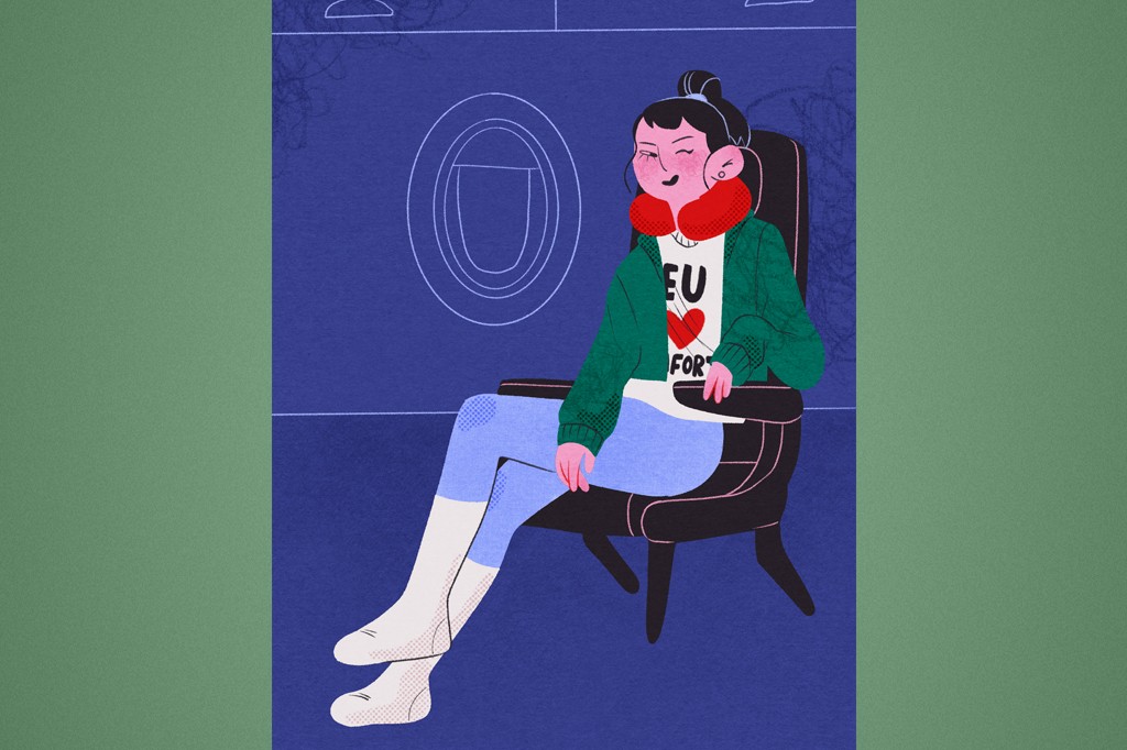 Mulher jovem com coque, usando fones de ouvido, travesseiro de pescoço vermelho, moletom verde e calça azul, sentada em poltrona de avião com a janela ao fundo.