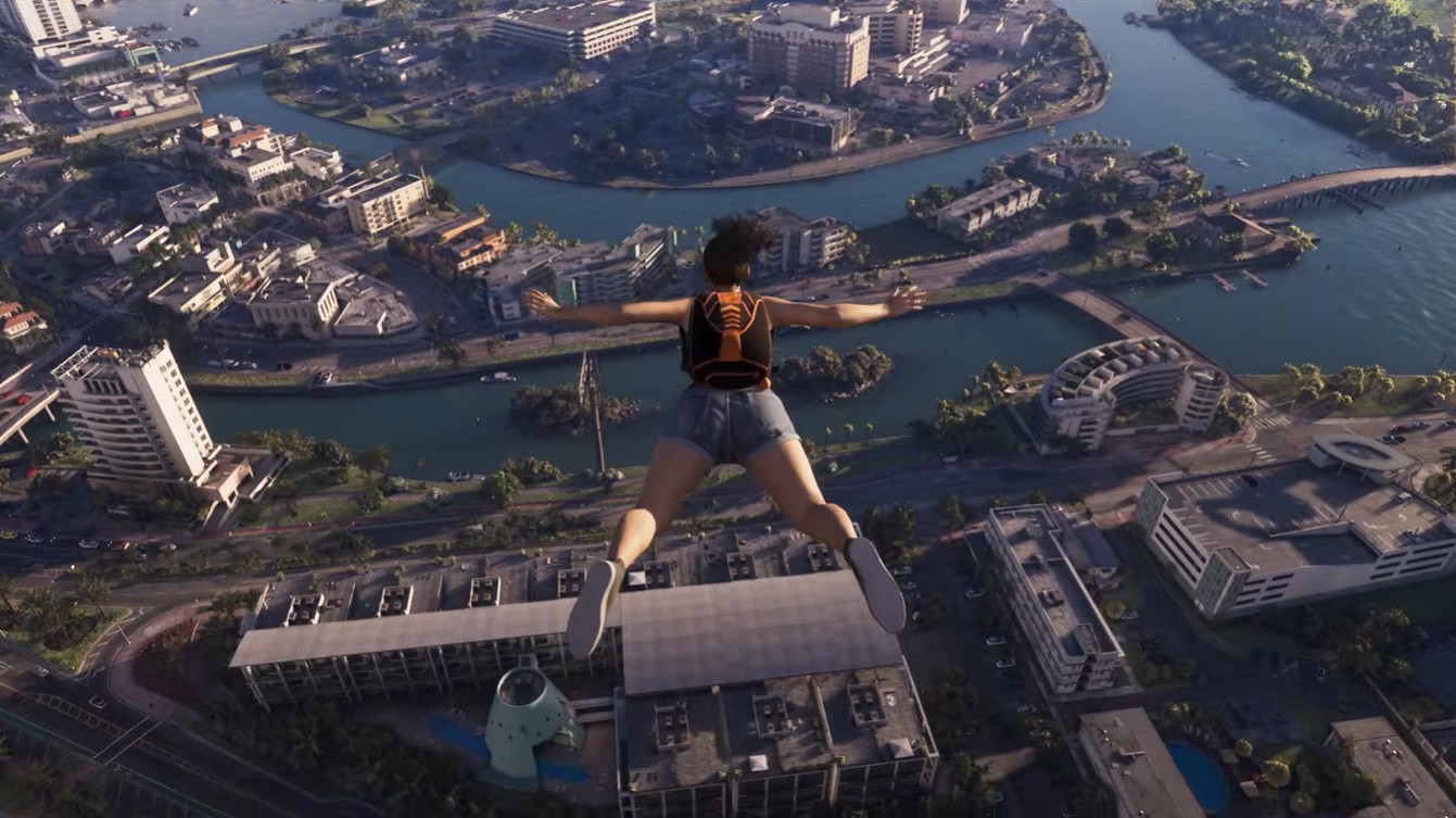 Visão aérea de uma pessoa de costas, com mochila laranja e preta, shorts jeans e tênis cinza, caindo de braços abertos sobre uma cidade com rio sinuoso, prédios e pontes