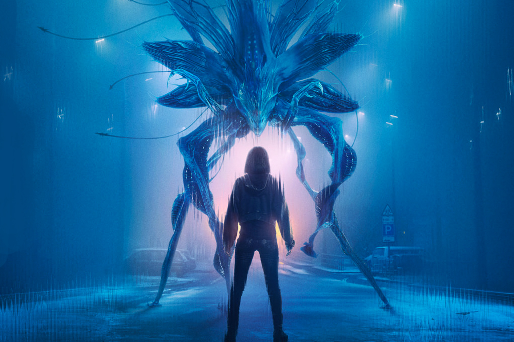 Uma pessoa encapuzada de costas, em pé, olhando para uma criatura alienígena azul bioluminescente com tentáculos e pernas finas, em uma rua escura e chuvosa, com luzes de rua e carros ao fundo. A cena é dominada por tons de azul e roxo, criando uma atmosfera misteriosa e futurista.