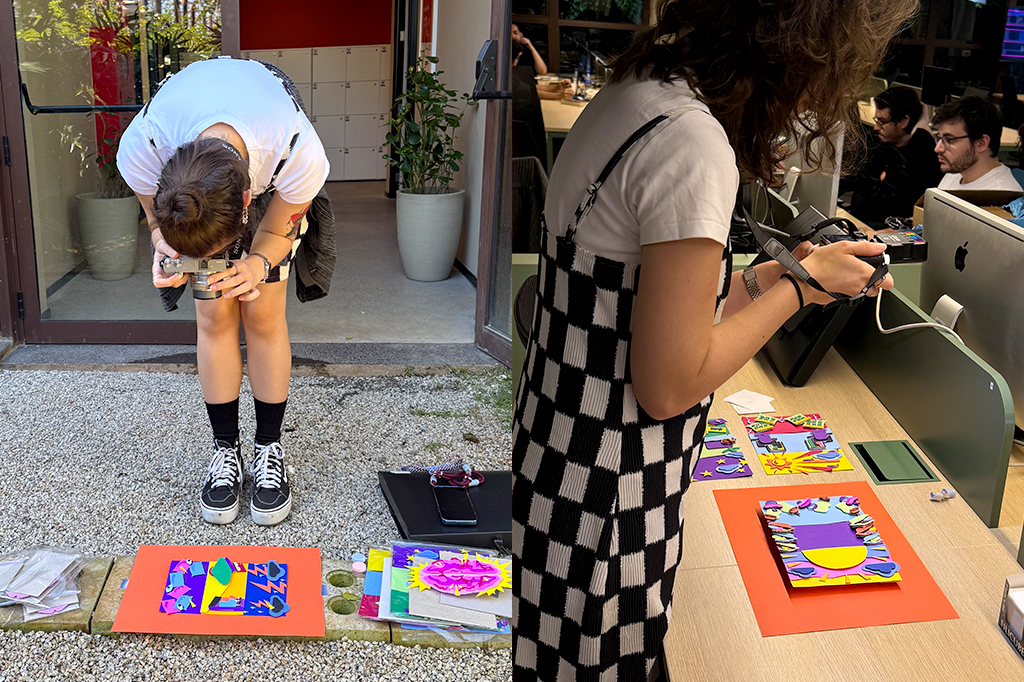 A mesma pessoa em ambientes distintos. À esquerda, uma pessoa de camiseta branca e shorts escuro se curva para fotografar uma colagem colorida no chão. À direita, a mesma pessoa fotografa colagens sobre uma mesa de madeira, enquanto dois homens trabalham ao fundo.