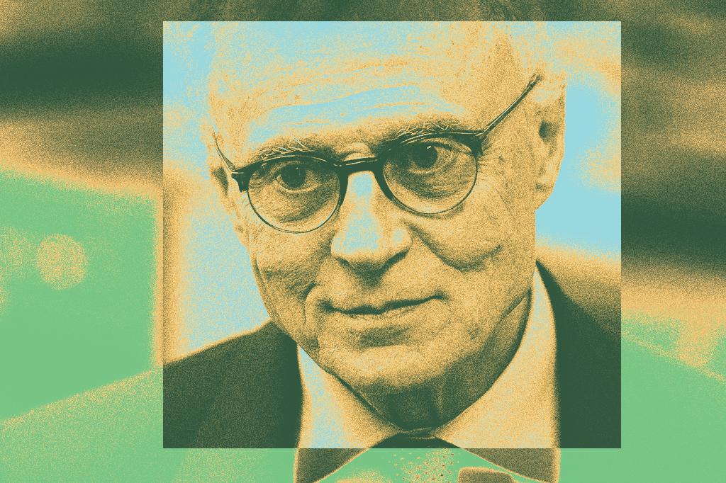 Homem idoso de óculos, terno e gravata, com expressão séria, em um fundo abstrato de tons verdes e azuis.