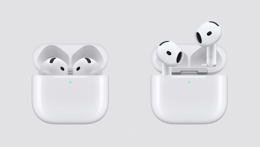 Dois estojos de carregamento brancos para fones de ouvido sem fio, com a tampa aberta. À esquerda, os dois fones estão dentro do estojo. À direita, um fone está dentro e o outro está para fora, à direita do estojo, com a letra R visível em seu corpo. Ambos os estojos exibem uma luz indicadora verde