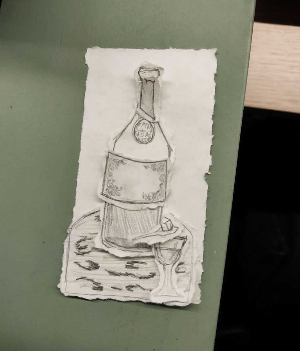 Desenho a lápis de uma garrafa de champanhe com rótulo ornamentado, um copo de vinho e um cubo de açúcar sobre uma mesa de madeira, recortado em papel e colado em superfície verde