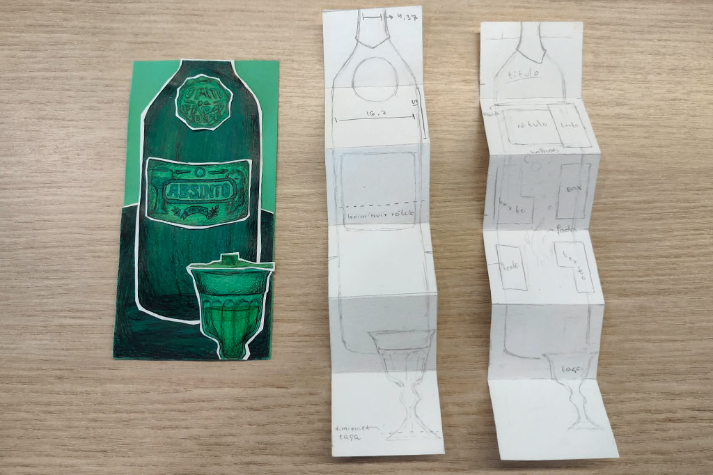 Uma ilustração de garrafa de absinto e taça verde ao lado de dois rascunhos de layout de página com medidas e elementos como título e box