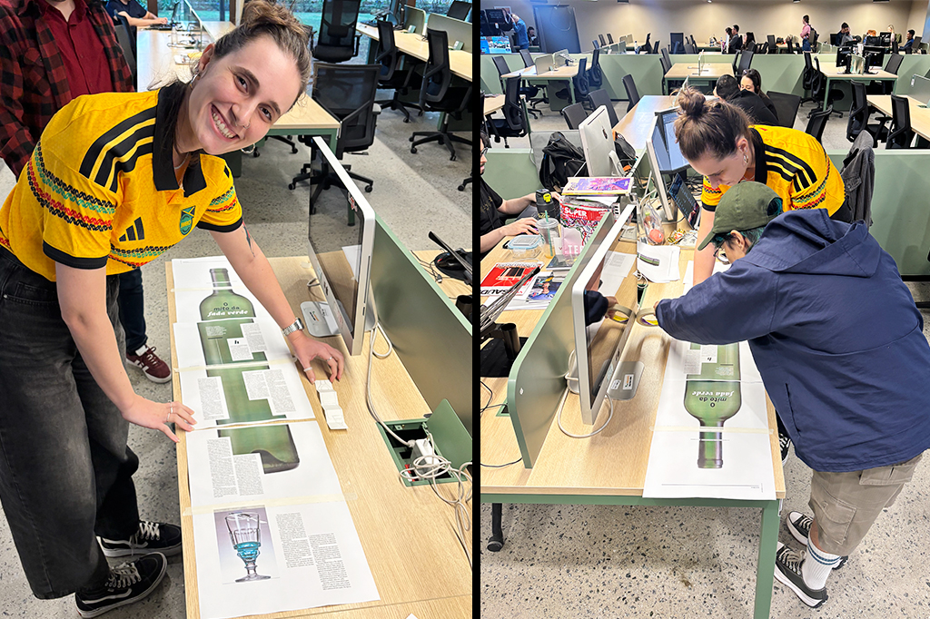 Duas pessoas em um escritório moderno, com mesas e computadores, montam um painel de papel com imagens de uma garrafa verde e um copo. Uma mulher sorri para a câmera, vestindo uma camisa amarela com listras pretas e verdes, enquanto uma pessoa de boné e jaqueta azul se inclina sobre o trabalho