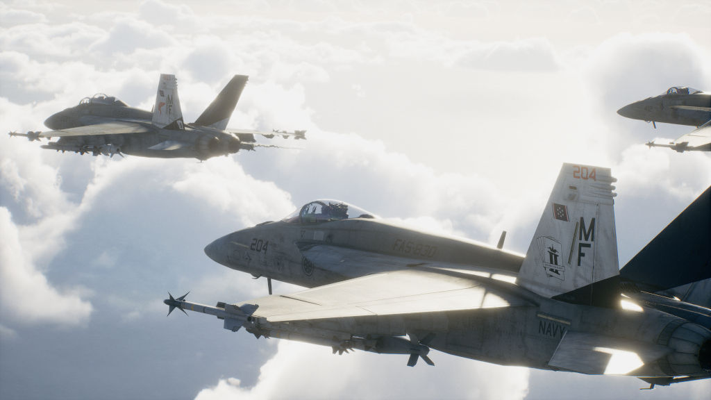 Três caças militares cinzas voam entre nuvens brancas e fofas. O avião em primeiro plano tem 204 e FAS-830 na lateral, e NAVY na cauda, com um emblema MF e um símbolo de torre. Mísseis estão presos sob suas asas. Outros dois caças aparecem mais distantes, um à esquerda e outro à direita, com o sol brilhando ao fundo